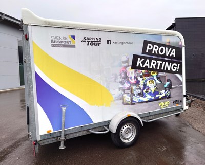 Bild på släpkärra där det står prova karting på